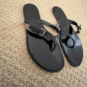 Burberry black leather and canvas masie belted check thong